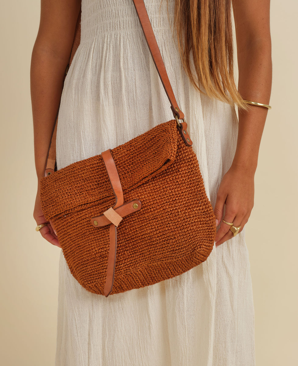 Made by Minga | Women's Woven Crossbody Bag with Adjustable Leather Strap | Natural | Plant-Dyed Natural Fiber